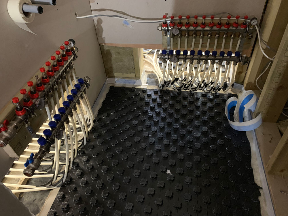 Underfloor heating manifold and pipe layout